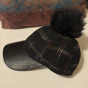 Faux Fur Pom baseballll cap (small damage)